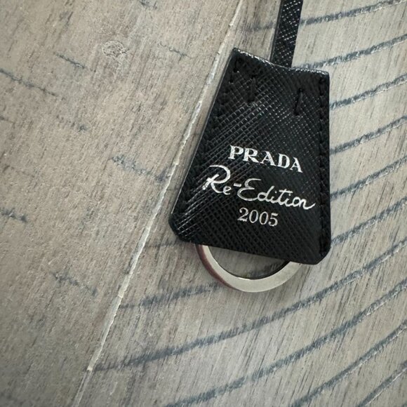 Prada re-edition nylon bag - Picture 3 of 5
